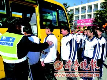 農村中小學校車實現全覆蓋