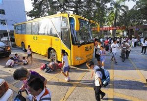 張金華：校車“移駕”別用目的何在？