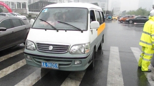 山寨校車內(nèi) 孩子臉貼臉