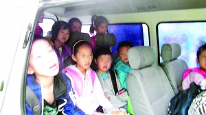 山寨校車內(nèi) 孩子臉貼臉