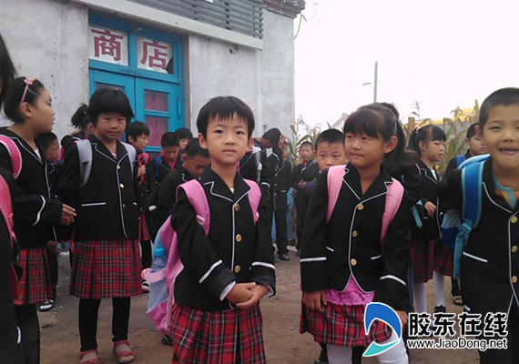 萊山區(qū)免費(fèi)校車(chē)校服造就幸福上學(xué)娃