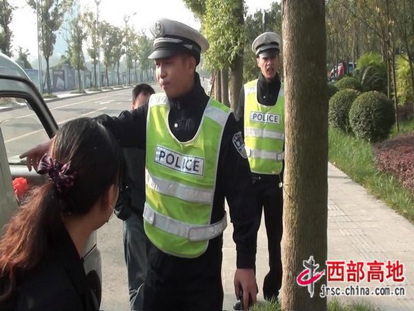 遂寧市交警支隊直屬一大隊查獲一超員假校車