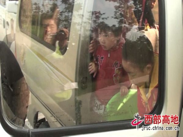 遂寧市交警支隊直屬一大隊查獲一超員假校車