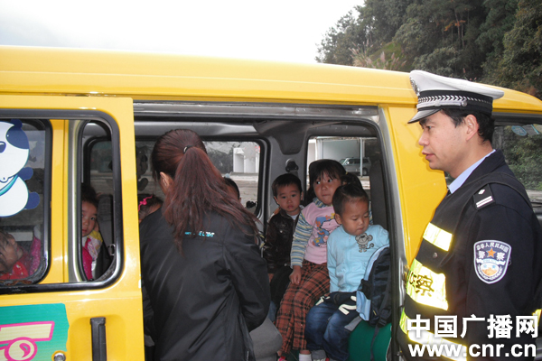 湖北宜昌一8座校車擠進17人 超載112%