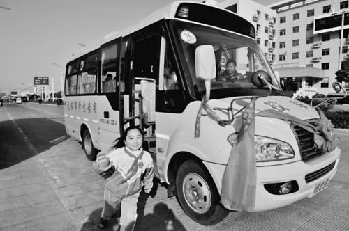 校車里外有啥動靜 都將眼見為實(圖)