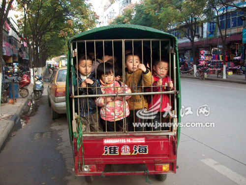 三輪籠子車(chē)？這是幼兒園校車(chē)！[圖]