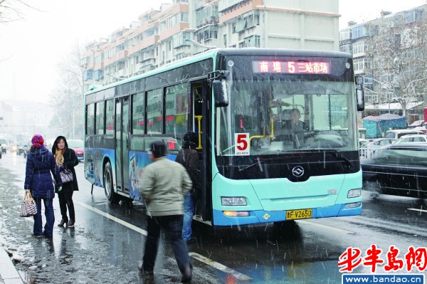 降溫又下雪校車反而取消 公交集團(tuán)稱沒有資質(zhì)