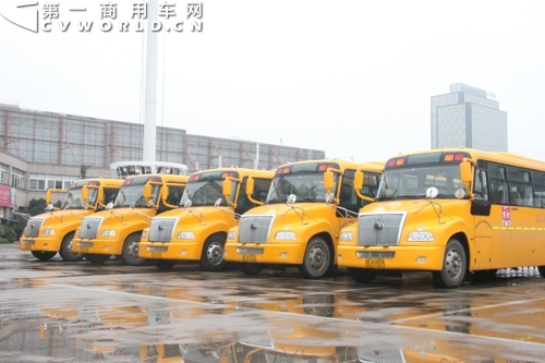 一時間矛盾直指地方主管部門，而缺錢、缺司機、缺校車運營單位都被拿來做為理由，解釋給那些急壞了的、等著坐校車的孩子和家長。細則的“難產”也愁壞了準備在校車市場大展拳腳的校車生產廠家。
