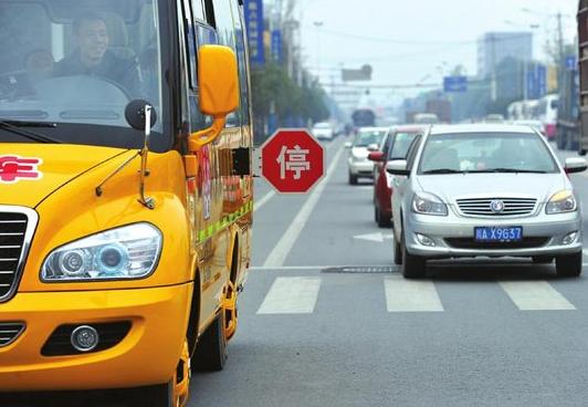 新交規元旦后實施 交警解讀避讓校車竅門