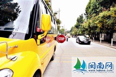 新交規(guī)實施首日 泉州車輛見校車主動避讓