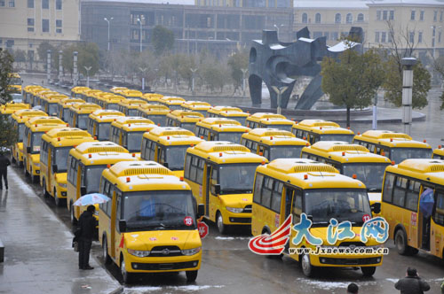 　　鷹潭51家民辦幼兒園獲51輛政府補(bǔ)貼校車，價(jià)值816萬。（桂亞萍攝）