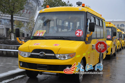 　　鷹潭51家民辦幼兒園獲51輛政府補(bǔ)貼校車。價(jià)值816萬。