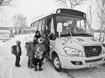 雙城市：風雪鄉村路駛來“大鼻子”校車