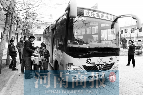很多鄉鎮學校都購買了先進的校車確保學生們上下學安全，但學校在使用校車中遇到尷尬