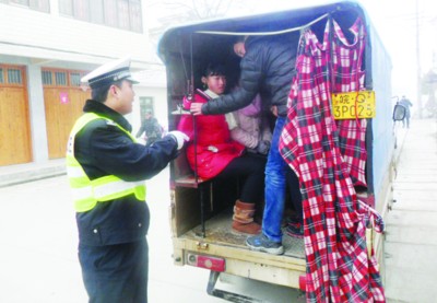 男子用摩托當校車塞進14名學生（圖）