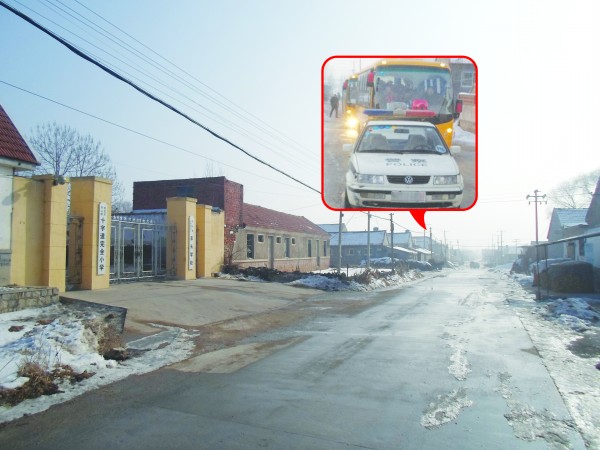 大圖：招遠齊山鎮十字道完全小學門外的水泥路只有4米寬。小圖：警車占道，后面的校車無法繼續行駛(圖片來自論壇)。