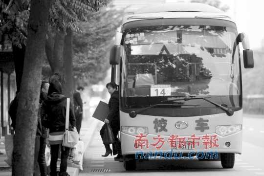 校車停靠點和學(xué)生安全引發(fā)各方關(guān)注。南都記者 趙炎雄 攝