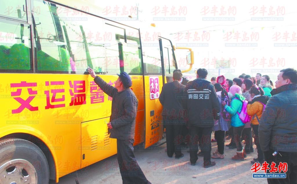 新校車接送學生上下學。