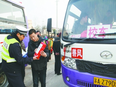 南京：8司機不減速避讓校車被教育