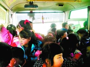 小學(xué)無校車 中巴車嚴(yán)重超載裝近40名小學(xué)生