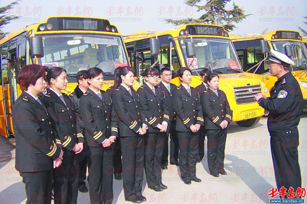 民警對溫馨校車司乘人員進行安全教育。