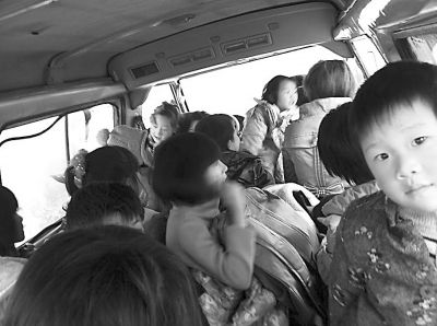 鹿邑縣一小學9座“校車”塞進38個學生