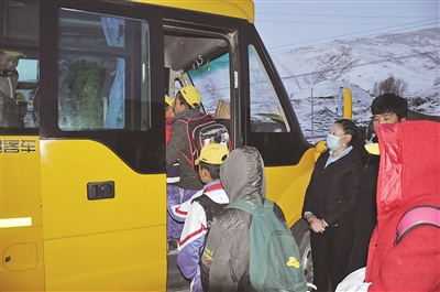 學生們在老師的引導下依次乘坐校車。 本報記者 王勻 攝