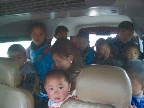 荊州市交警突查校車 6輛校車均超載100%以上