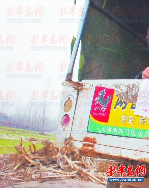 2011年底一名孩子在三輪車上趕作業(yè)。一年半過去了，這樣的場景仍隨處可見。