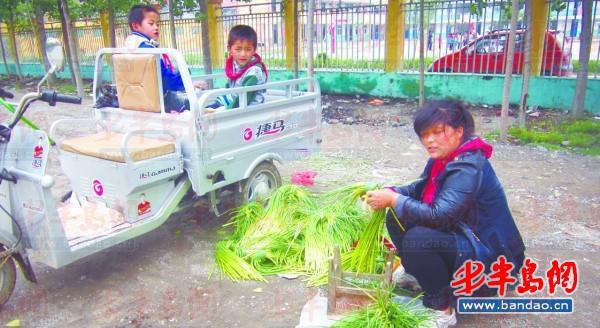 2011年底一名孩子在三輪車上趕作業(yè)。一年半過去了，這樣的場景仍隨處可見。