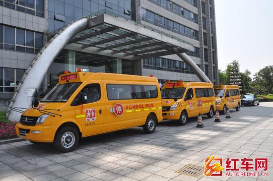 上汽大通株洲蘆淞區(qū)專業(yè)校車交付為學子保駕護航
