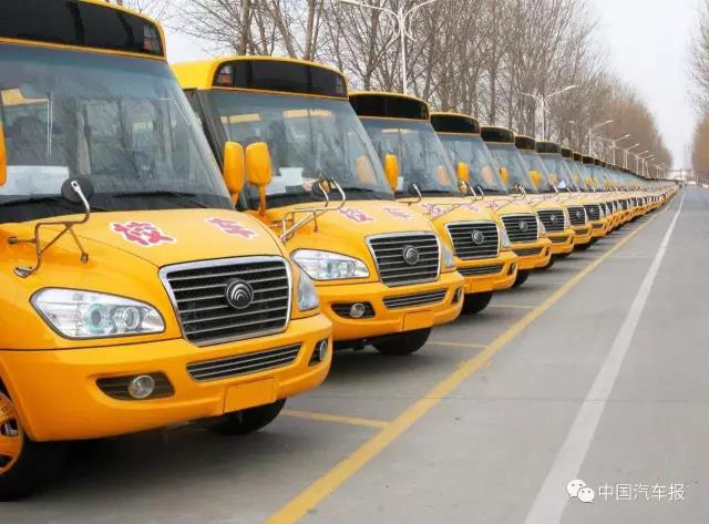 誰攔了校車的路？