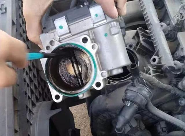 校車發動機節氣門的保養方法，你能自己清洗嗎？