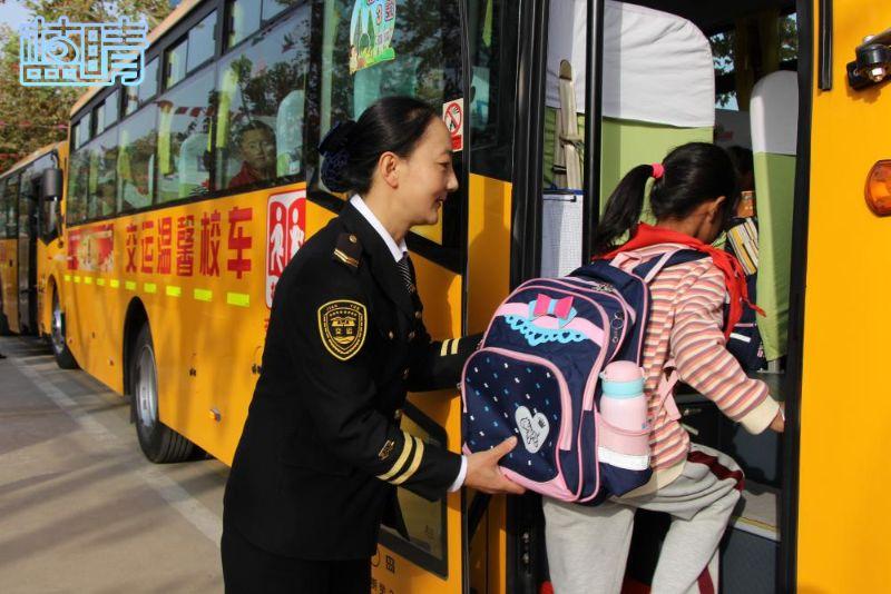 為學(xué)生提供乘車便利交運溫馨校車再增7輛校車
