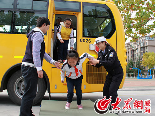 威海小學(xué)生校車應(yīng)急逃生演練