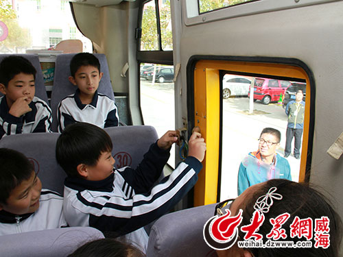 威海小學(xué)生校車應(yīng)急逃生演練