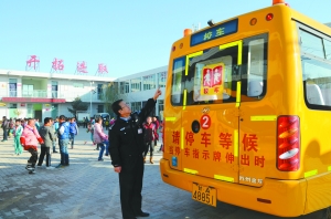 近日，蘭州市城關(guān)交警大隊(duì)來到二營學(xué)校，對(duì)校車特別是對(duì)車內(nèi)的設(shè)施、外觀、停止牌等安全設(shè)施逐一進(jìn)行冬季安全檢查。 本報(bào)通訊員 王述東 首席記者 裴強(qiáng) 攝