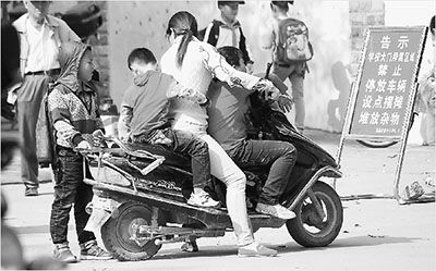 海南省三亞市海棠灣鎮(zhèn)中心小學(xué)門前，剛放學(xué)的小學(xué)生幾個(gè)人擠一輛摩托車回家。如此“校車”，安全實(shí)在令人擔(dān)憂。