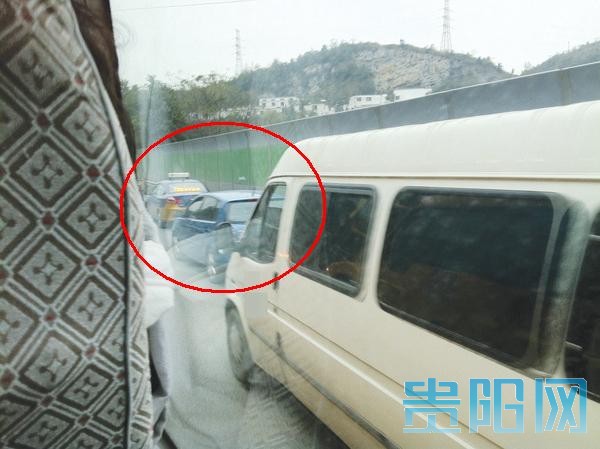 貴陽下班高峰時段 校車行駛“優(yōu)先權(quán)”無從體現(xiàn)