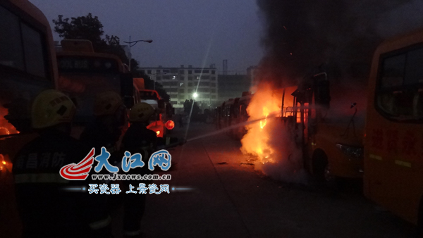 江西：南昌進賢縣某中學校車發生自燃 無人員傷亡