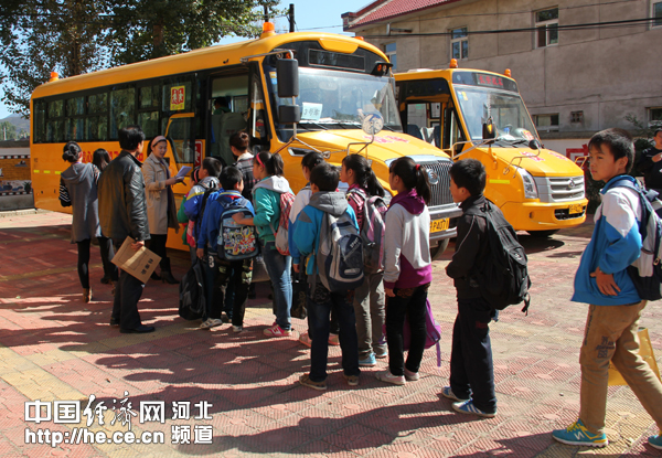 承德市豐寧縣商飛愛心校車安全順暢運(yùn)行