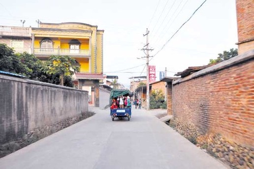 福建仙游建華村：三輪車當(dāng)“校車” 塞進(jìn)18個(gè)孩子