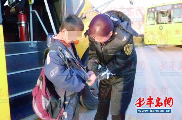 山東萊西：細心校車照管員發現學生體弱 獻愛心照顧其生活
