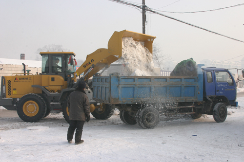 蛟河市清除校車途經路面積雪保障學生平安出行