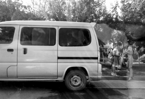 放學(xué)了，面包車在校外接送學(xué)生