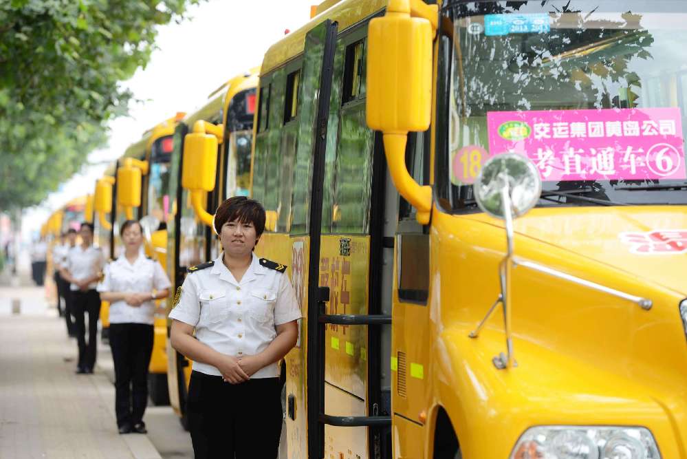 高清：實拍19輛LNG新能源大鼻子校車 保駕中考