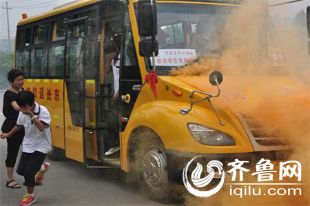 學生們進行校車安全應急演練