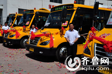 校車駕駛員與“大鼻子”校車