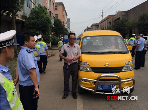 駕駛員與其非法改裝的校車