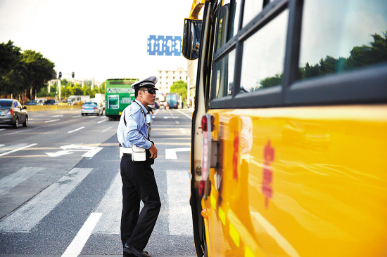 廣州交警嚴(yán)查校車   羊城晚報記者  周巍 攝（資料圖片）